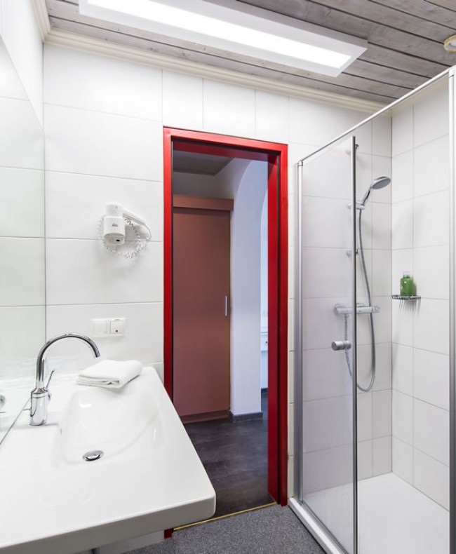 Modernes und helles Badezimmer