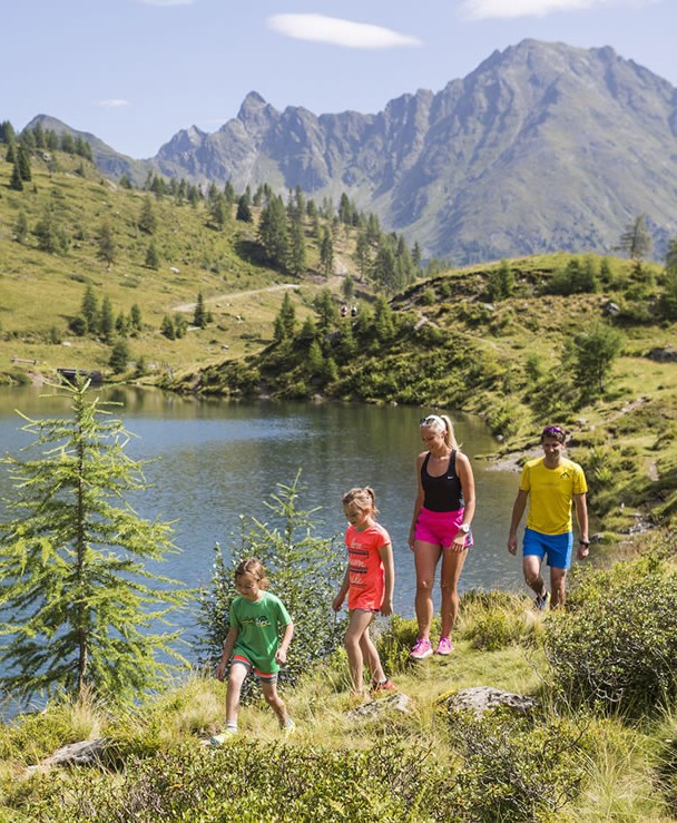 Wandern mit Kindern zu einem Bergsee © Ferienregion Salzburger Lungau